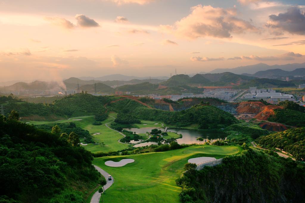 Phoenix Hill Hotel Dongguan - Golf Course Shop Exterior photo