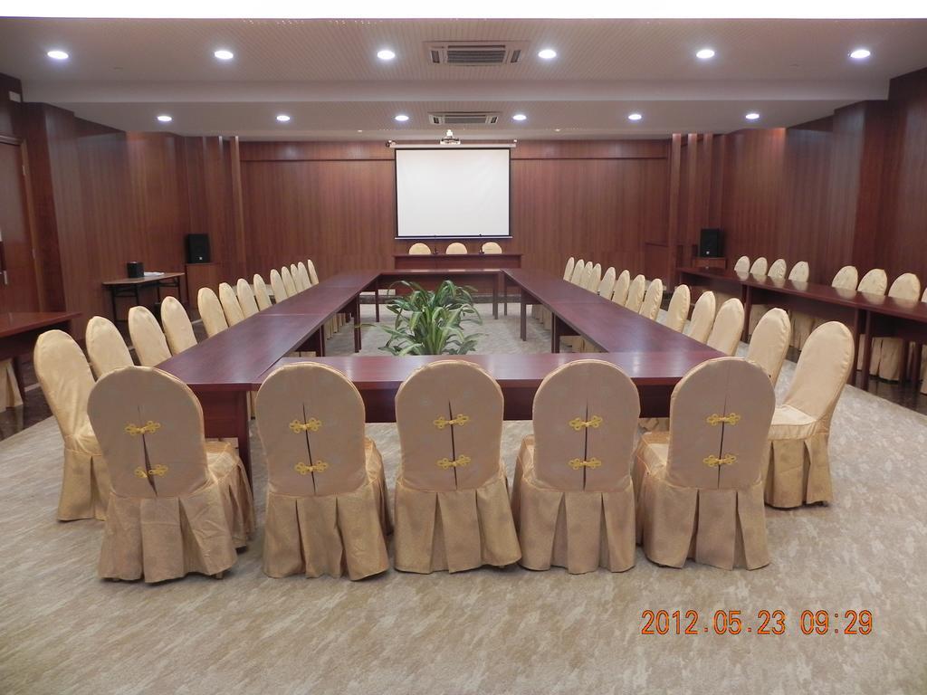 Phoenix Hill Hotel Dongguan - Golf Course Shop Exterior photo